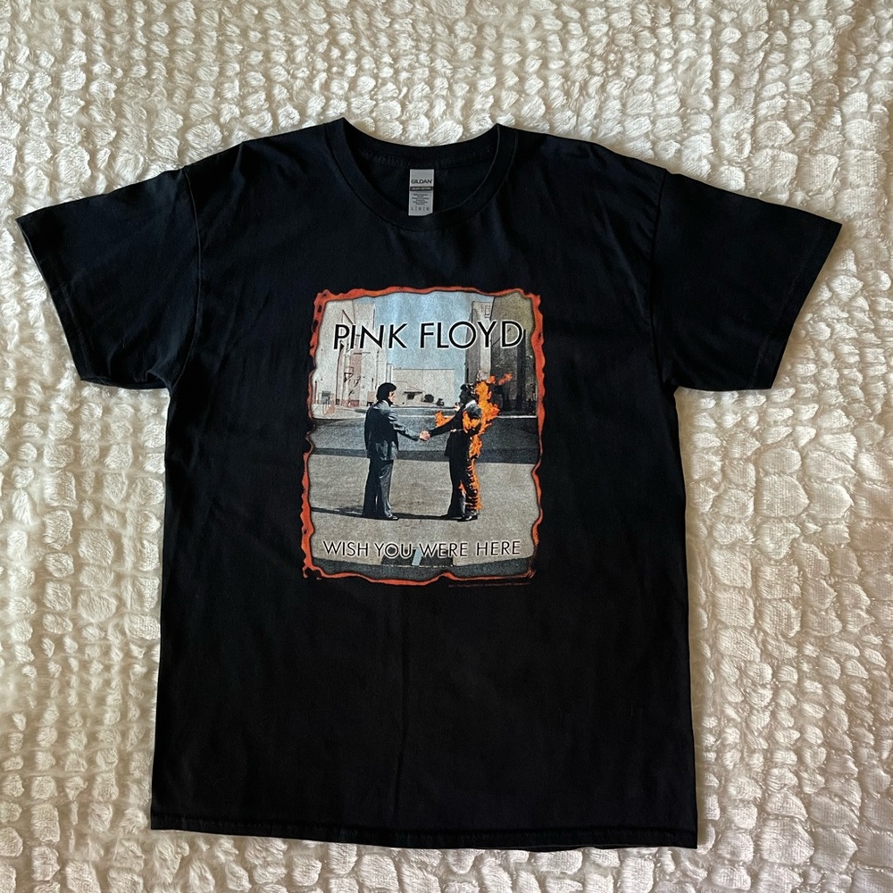 Pink Floyd Men’s pre-owned (L) T-shirt, in excellent condition.